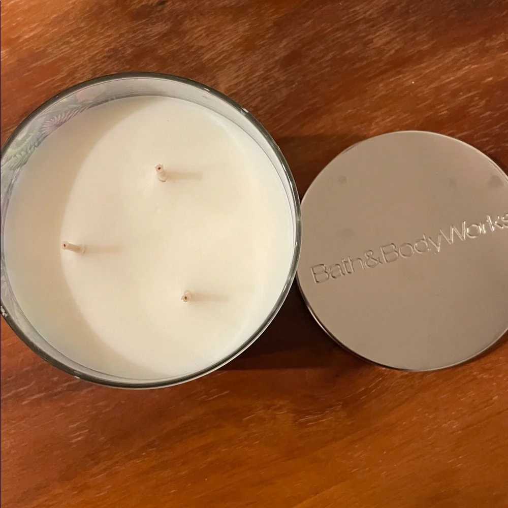 BBW Sweet Kiwi and Starfruit Candle - Picture 2 of 4